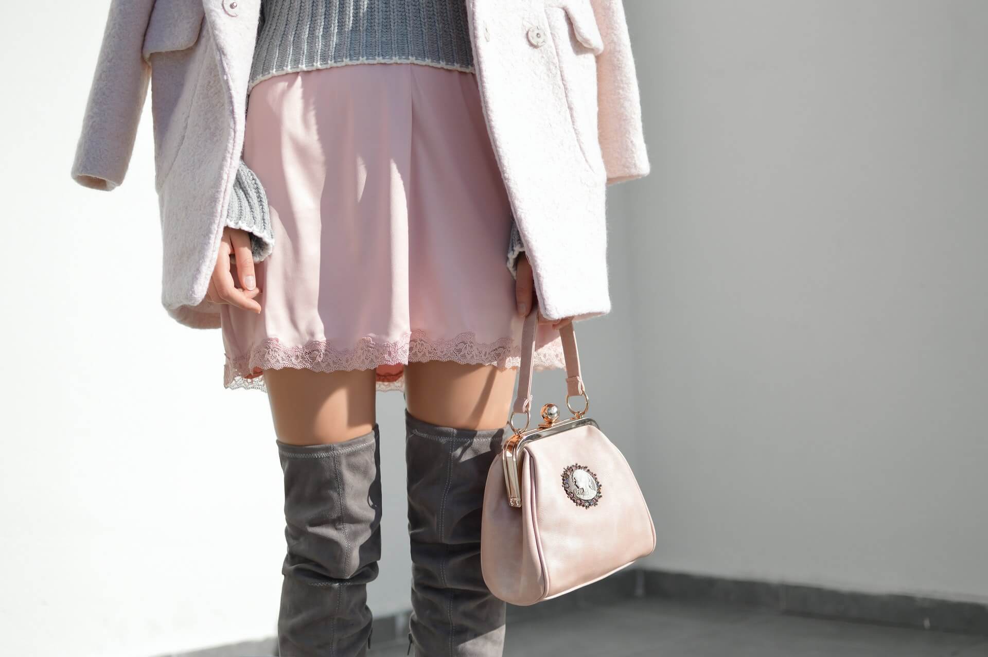 Asortare pantofil geanta în functie de culoare - cizme gri si geanta roz prafuit